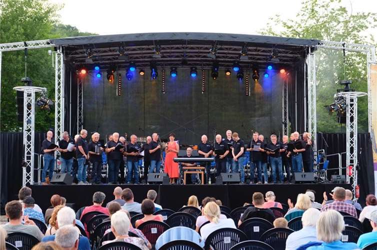 Der MGV „Cäcilia“ mit der charmanten Moderatorin Susi Göttert. Quelle: Musikverein Löf