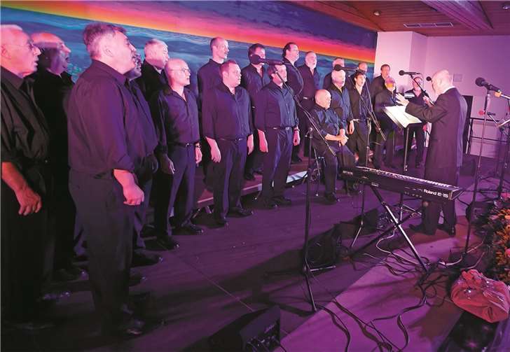 Der MGV Dernbach im lila Licht bei dem Song „Rose of Cimmarron“.WT