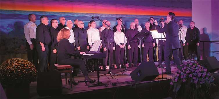 Der MGV Dernbach trägt „Sweet Sweet Spirit“ von Doris Akers vor.
