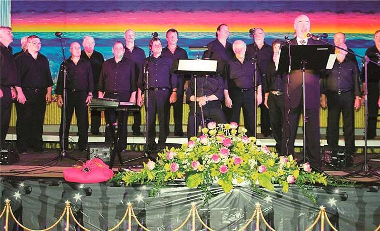 Der MGV Dernbach unter Chorleiter Georg Wolf beeindruckte in beiden Mottokonzerten „Kuschelrock - Die Letzte“.privat