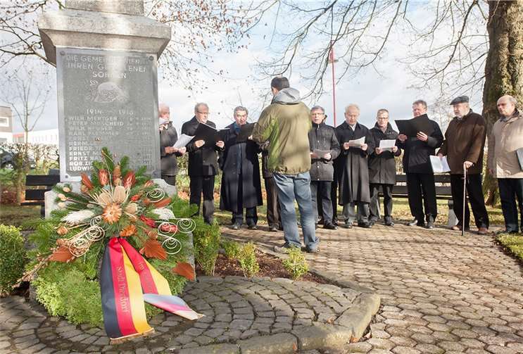 Der MGV Dierdorf trug zur Gestaltung der Gedenkfeier mit bei. -WT-