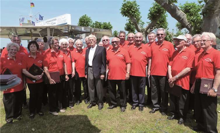 Der MGV „Frohsinn“ 1892 Namedy e.V. um Chorleiter Otmar Freitag in den neuen Shirts bei Hafenfest in Brohl.  Privat