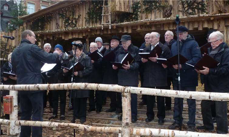 Der MGV „Frohsinn“ Namedy sang vor der lebenden Krippe. privat