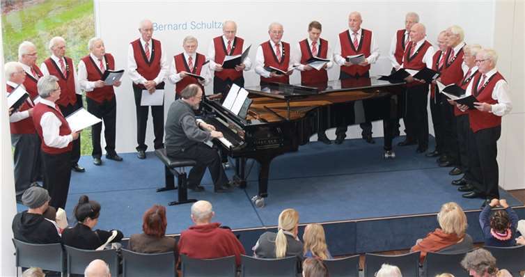 Der MGV Liederkranz Oberwinter stimmte die Besucher des Arp Museum mit poetisch-festlichen Liedern aus seinem umfangreichen Repertoire auf die vorweihnachtliche Zeit ein. privat