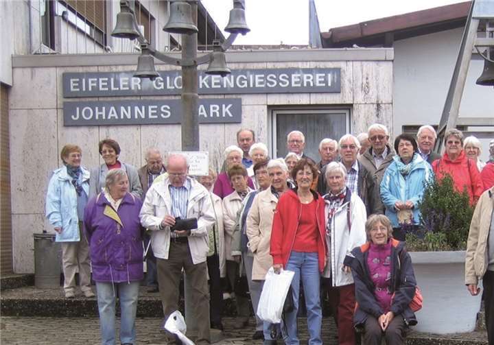 Der MGV Liederkranz vor der Eifeler Glockengießerei.privat