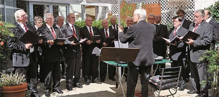 Der MGV „Liedertafel“ konzertierte im Gartenrestaurant „Zum weißen Ross“.FA