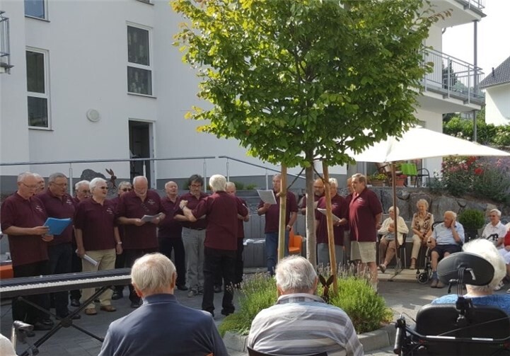 Der MGV Moselgruß baute neben den Chorgesängen immer wieder Volkslieder zum Mitsingen ein.privat