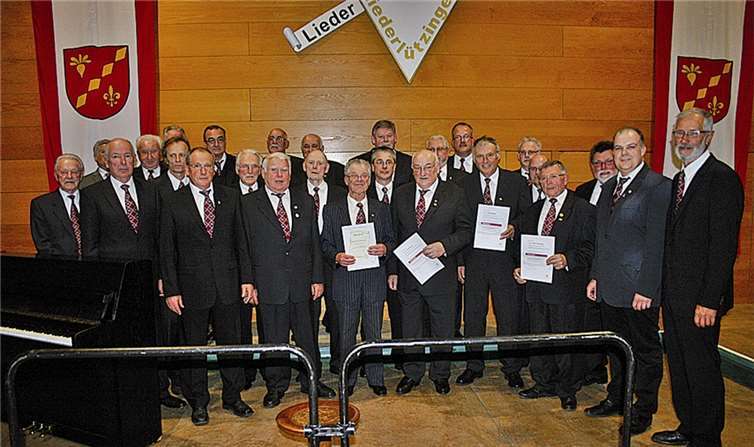 Der MGV Niederlützingen mit den geehrten Mitgliedern. RÜ