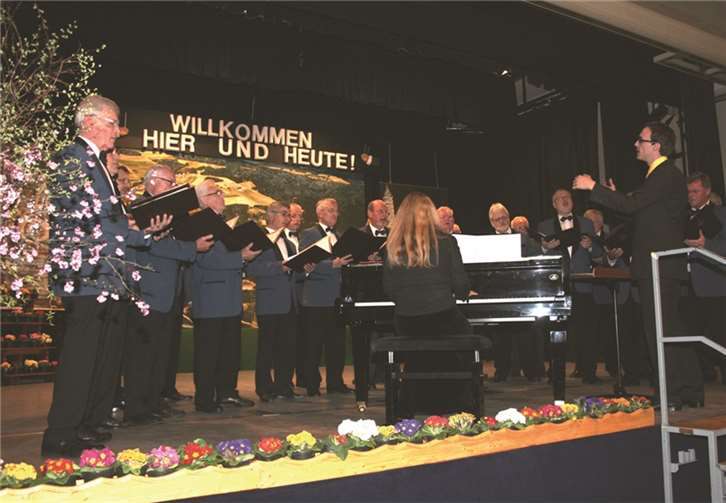 Der MGV Niederzissen eröffnete das diesjährige Frühlingssingen in der Bausenberghalle (am Flügel begleitet von Beatrix Vater-Wolff).