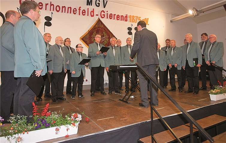 Der MGV Oberhonnefeld mit seinem Chorleiter Sven Hellinghausen eröffnete den Festkommers.WT
