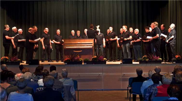 Der MGV Polch bei seinem Auftritt anlässlich des Konzertes zum 70-jährigen Bestehen des Kreis-Chorverband Mayen e.V. im September 2019. Wann können wir wieder ein derartiges Bild sehen: Ein voller Saal mit aufmerksamem Publikum und engagierten Sänger/Innen auf der Bühne?Foto: privat