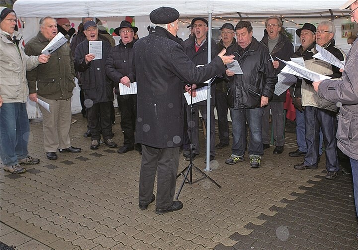 Der MGV Rengsdorf sorgte mit für die musikalische Umrahmung des Weihnachtsmarktes.