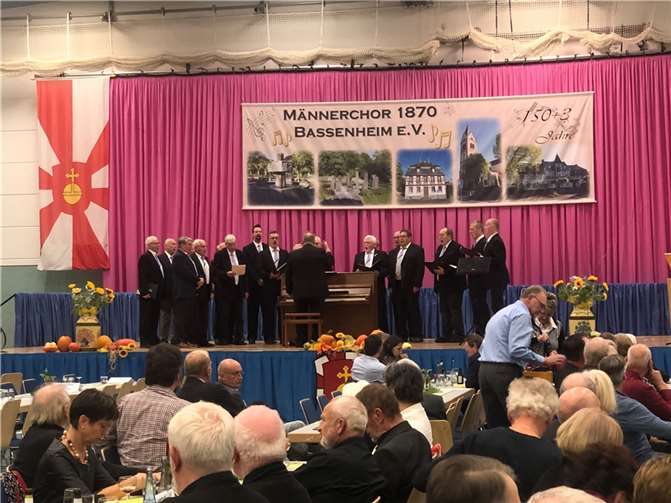 Der MGV „Rheinland“ Weitersburg konnte vor einer voll besetzten Karmelenberghalle singen.  Foto: privat