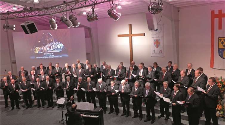 Der MGV „Rheinland“ Weitersburg zusammen mit der Chorgemeinschaft „Rechte Rheinseite“ sorgte für große Freude bei den Zuhörern.privat