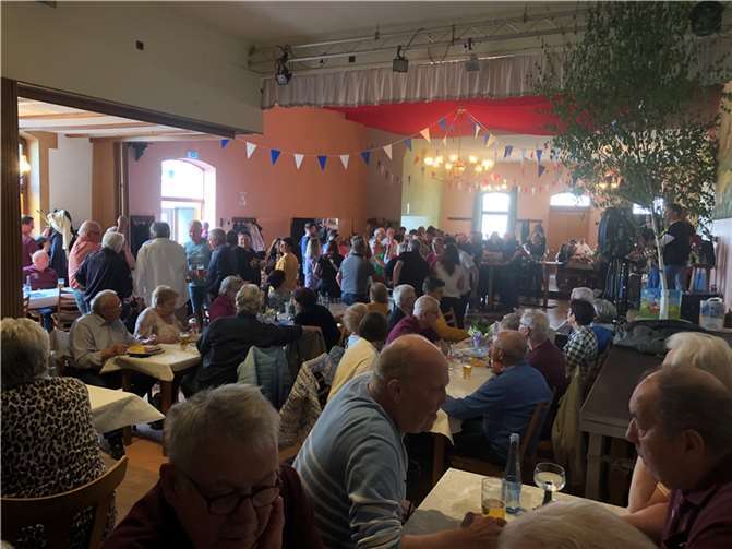 Der MGV „Rheinland“ bei seinem Auftritt.