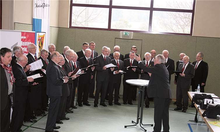 Der MGV Wehr unter der Leitung von Chordirektor Wilfried Schäfer umrahmte die Ehrungen beim Delegiertentag des Chorverbandes Rheinland-Pfalz mit mehreren Liedbeiträgen.
