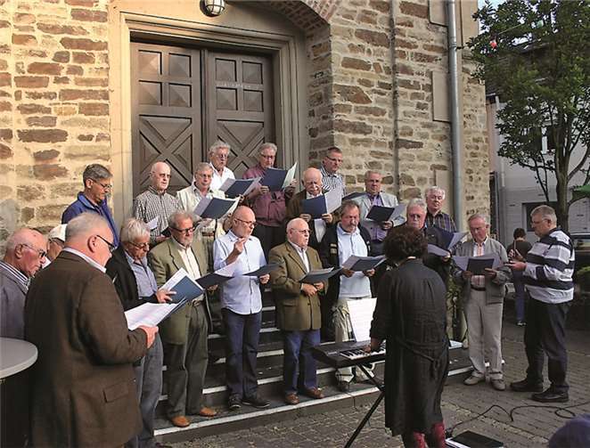 Der MGV Westum hatte wieder ein rundum gelungenes Sommerfest auf die Beine gestellt und viele Besucher und befreundete Vereine waren seiner Einladung gefolgt. RÜ