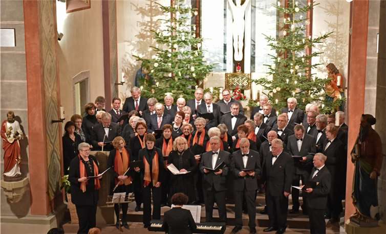 Der MGV Westum mit den Kirchenchören aus Waldorf und Oberbreisig.  Gottfried Krebs