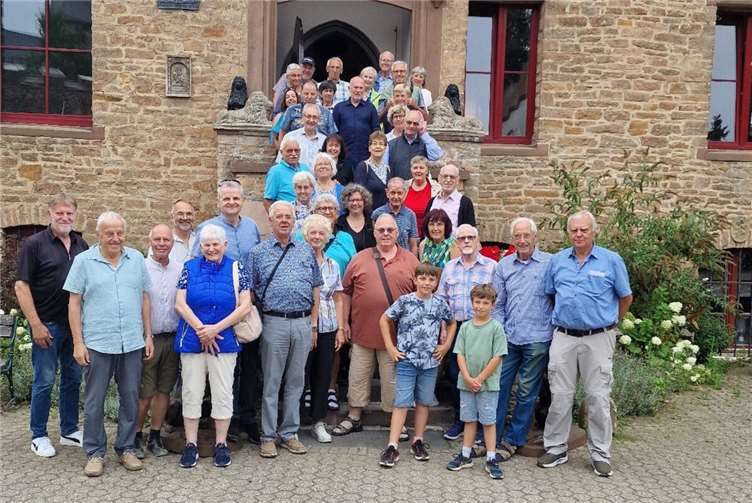 Der MGV Westum vor der Burg Satzvey. Foto: Erwin Ritterrath