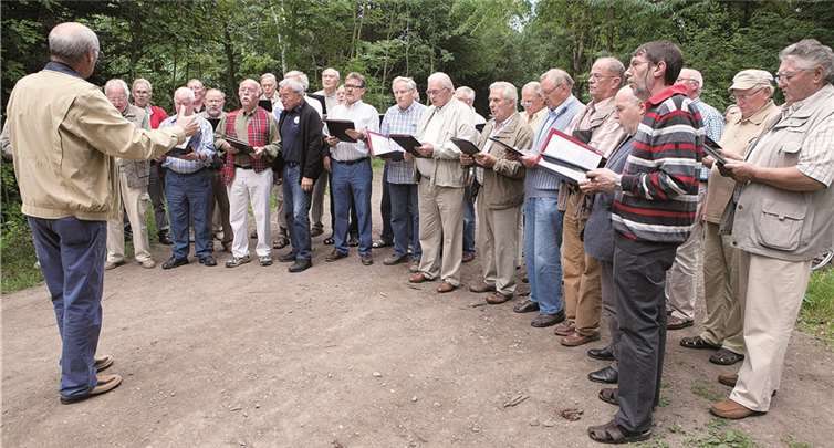 Der MGV Wormersdorf begleitete, verstärkt vom Männergesangsverein Villip, die Einsegnungs-Zeremonie musikalisch.