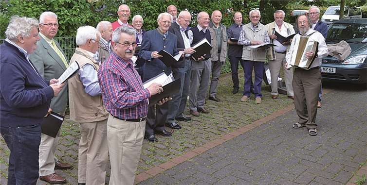 Der MGV bei den Proben vor den Toren der Mehrzweckhalle. AB