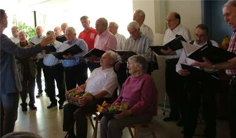 Der MGV gratulierte Thekla Schaaf und Heinrich Fuhs.Privat