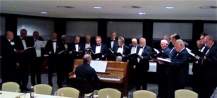 Der MGV mit seinem Dirigenten Mario Siry beim spätabendlichen „Mini-Konzert“ für die Gäste des Stiftungsfestes und das Stadthallenrestaurant-Betreiberehepaar Stoffels.Privat