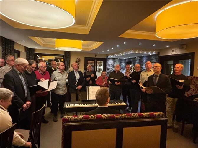 Der MGV mit vorweihnachtlichen Liedern. Fotos: MGV“Cäcilia“1920 Löf