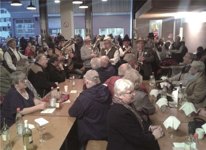 Der MGV sang mit beim Platzkonzert in der Winzergenossenschaft Weinbiet. privat