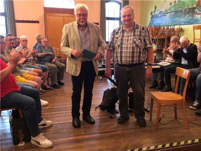 Der MGV verabschiedet sich von Chorleiter Jürgen Hofstötter.