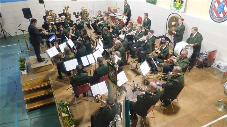 Der MV Eberhahm mit Mail Pinkel am Dirigentenpult.Fotos: WR