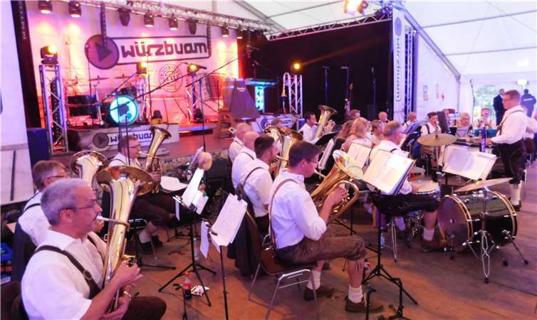 Der MV Heiligenroth spielte zum Auftakt des Oktoberfestes.