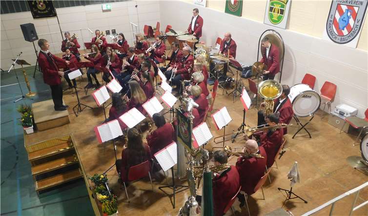 Der MV Helferskirchen und Marco Heibel als Dirigent.