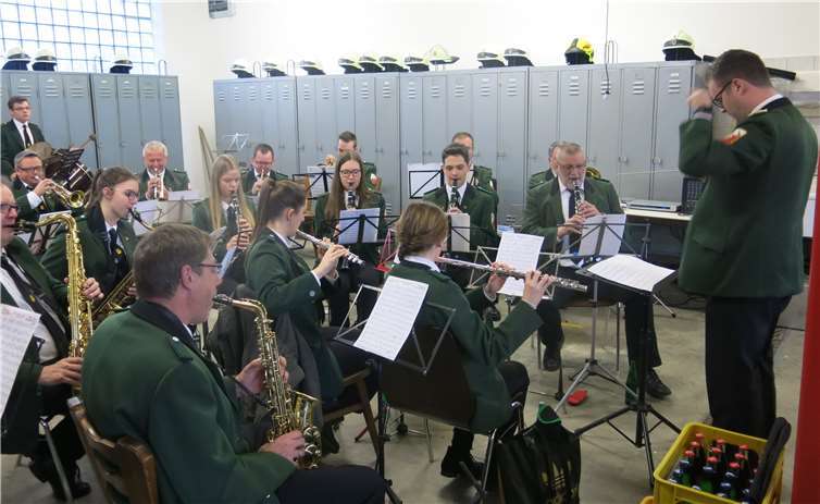 Der MV Herschbach spielt zwischen den Spinden der FFW.