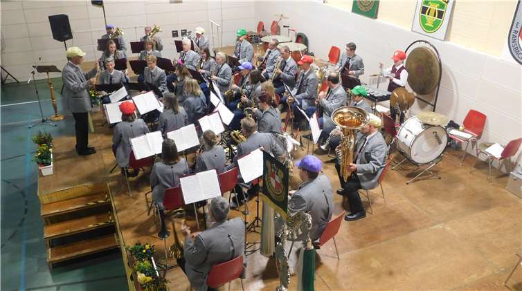 Der MV Ransbach-Baumbach,dirigiert von Marc Schaeferdiek.