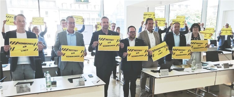 Der MYK-Kreistag demonstrierte beim Treffen der kommunalen Spitzenverbände Rheinland-Pfalz.