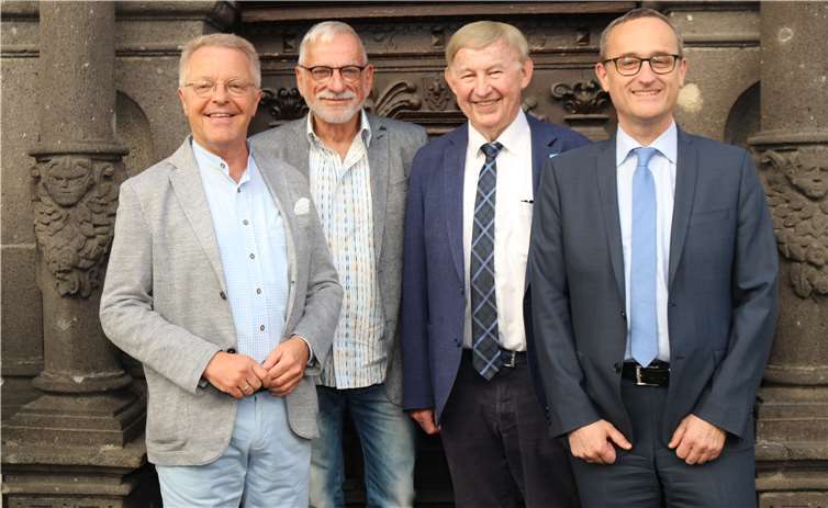 Der Macher, der Künstler und die Sponsoren: (v.li.) Elmar Schmitz (Volksbank), Peter Nüesch, Dieter Dierkes und Udo Lohner (Kreissparkasse).Fotos: SOT
