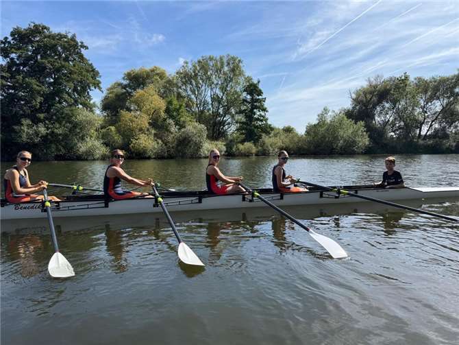 Starke Bilanz bei der Limburger Regatta Der Mädchen-Doppelvierer mit (von links nach rechts) Freya Zipper, Stella Arnold, Leni Volk, Johanna Gerlach und Steuermann Gregor Fuchs siegte zwar nicht, freute sich aber dennoch so sehr über das gelungene Rennen, dass Gregor eine Steuermannstaufe erhielt. Bei dieser wird der Steuermann von seiner Mannschaft in hohem Bogen ins Wasser geworfen. Foto: Heike Koulen, RGL