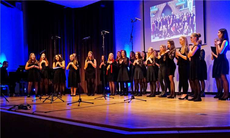 Der Mädchenchor des Landesmusikgymnasiums Montabaur ‚laFilia‘ unterstrich seine hohe Gesangskunst mit einer Choreografie.