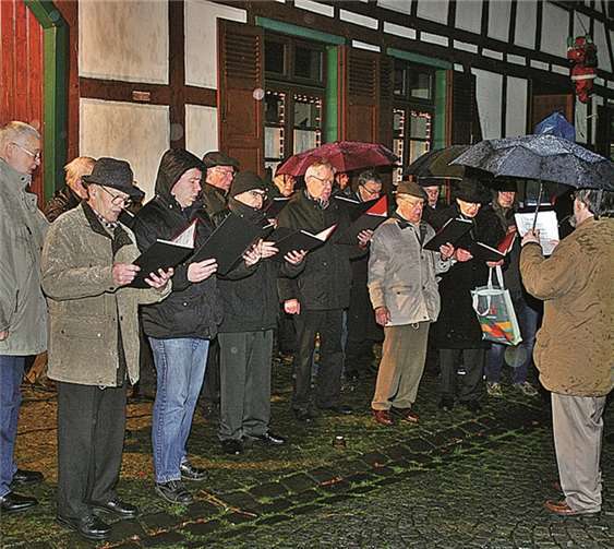 Der Männer-Gesang-Verein trotzte dem Regen und gab sein Bestes.