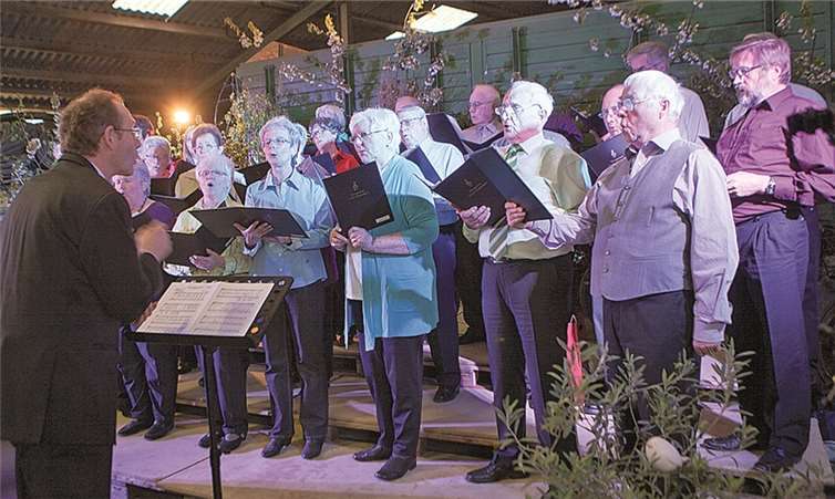 Der Männer- und Frauenchor Lantershofen erfreute das Publikum beim musikalischen Scheunenfest in Eckendorf. JOST