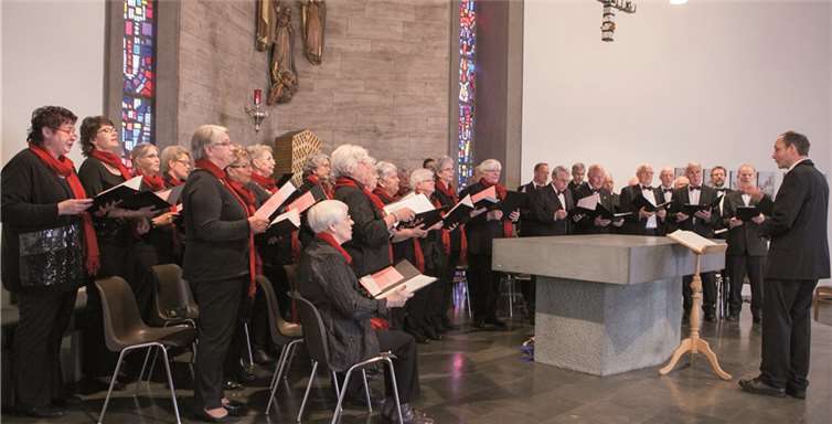 Der Männer- und Frauenchor des MGV „Cäcilia“ Lantershofen hatte beim Lätarekonzert in der Pfarrkirche St. Lambertus seinen ersten Auftritt unter Chorleiter Heinrich Fuchs. JOST