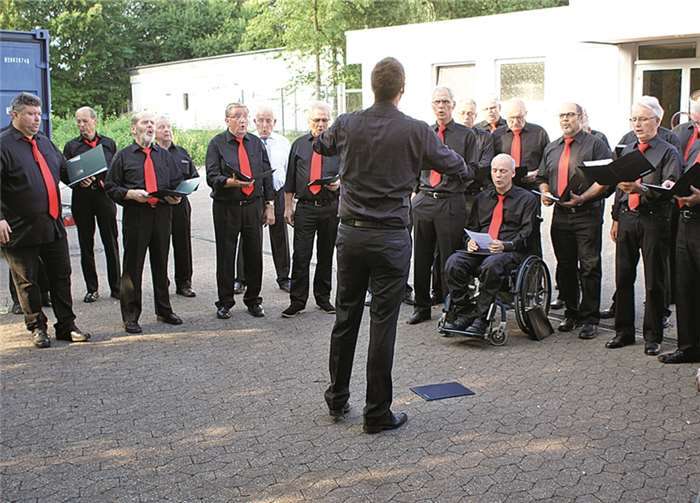 Der Männerchor 1887 Urmitz nutzte das schöne Sommerwetter und bereitete sich im Außenbereich der Halle auf seinen Auftritt beim diesjährigen Rheindörfersingen vor. GH