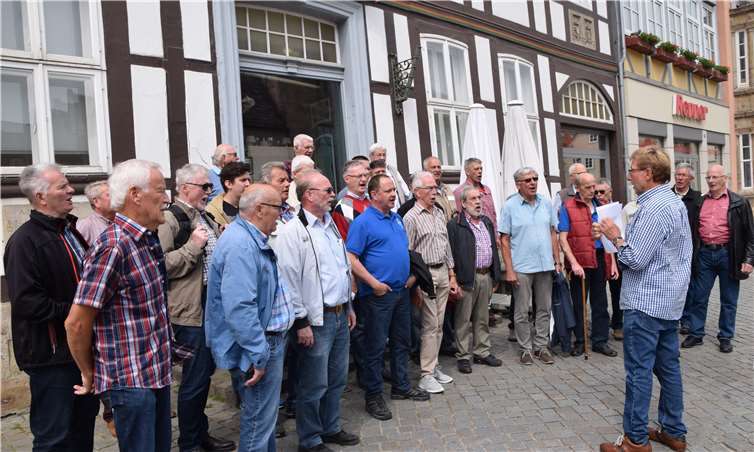 Der Männerchor Bachem auf dem Hamelner Marktplatz. Privat