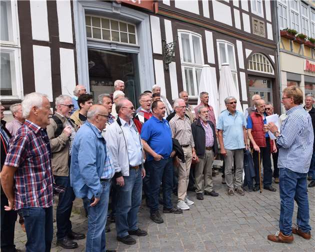 Der Männerchor Bachem auf dem Hamelner Marktplatz.privat