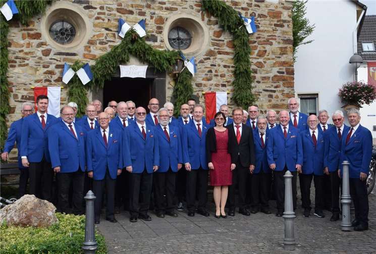 Der Männerchor Bachem e.V. vor dem Jubiläumskonzert in Sankt Anna Bachem.  Foto: Uwe Höllger