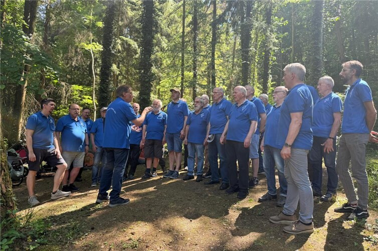 Der Männerchor Bachem gab ein Kurzkonzert auf dem Waldfestplatz