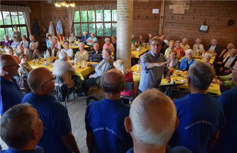 Der Männerchor Bachem überraschte die Hemmessener Senioren. Foto: privat