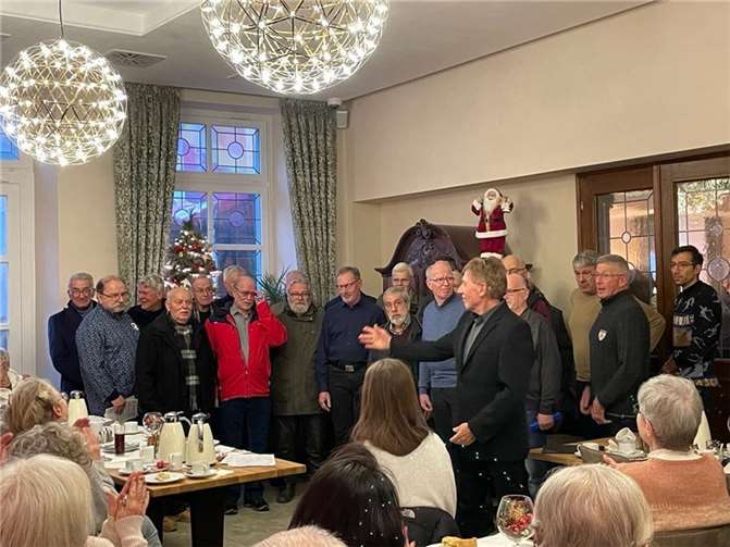 Der Männerchor Bachem unter der Leitung von Hans-Albert Jahn trug besinnliche Lieder vor.  Foto: privat