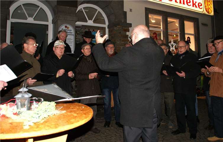 Der Männerchor „Cäcilia“ Irlich sang auf dem Glühweinfest Weihnachtslieder.privat